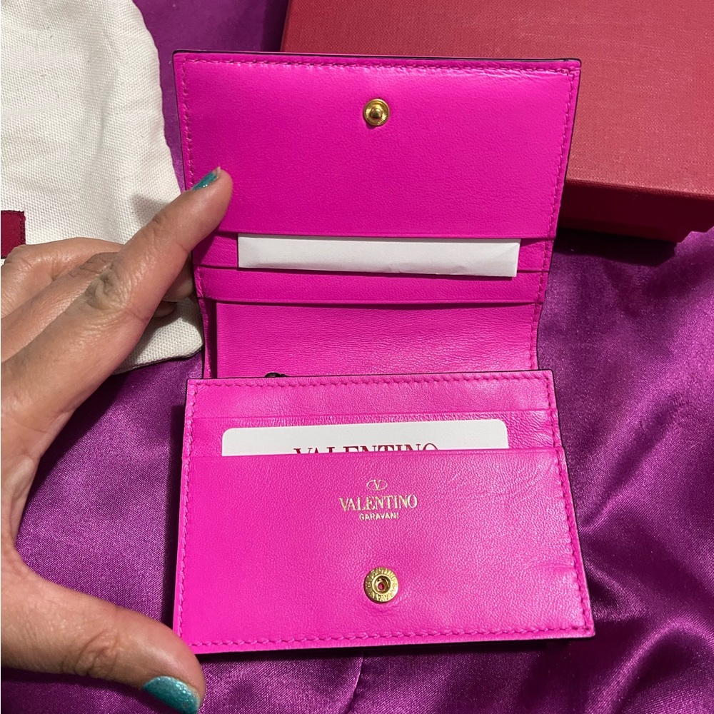 Valentino Fuscia Roman stud Wallet, limited edition. - Picture 5 of 13